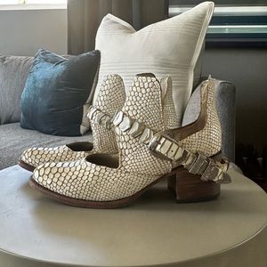 FREEBIRD BLADE style in CREAM, size 7.